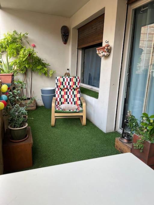 Grand Avec Balcon Et Parking Gratuit Sur Place Appartement Paris