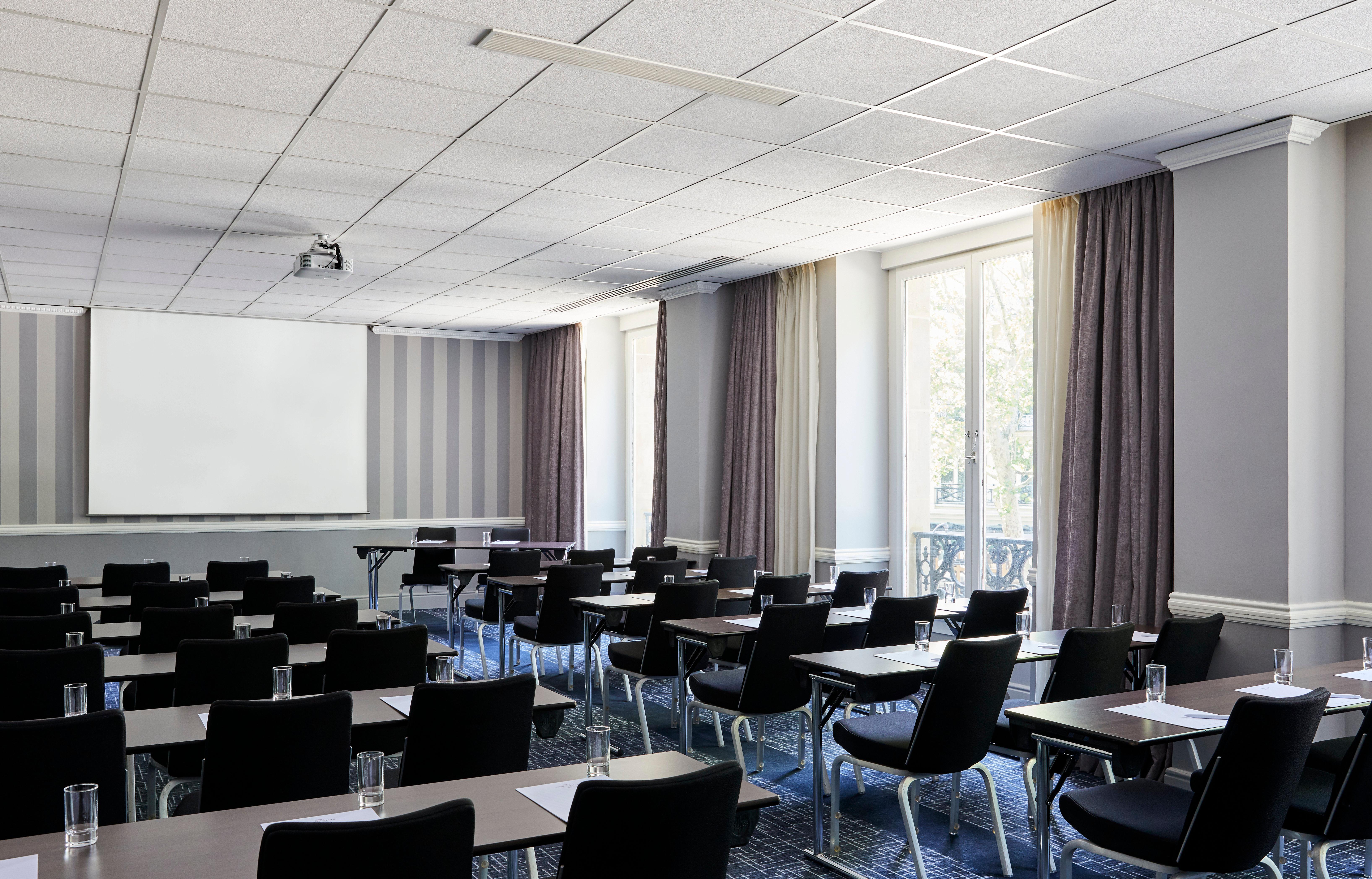 Crowne Plaza Republique By Ihg 4*