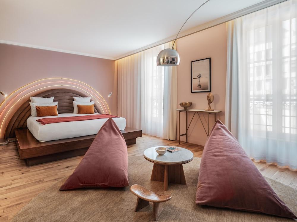 Hotel Seven