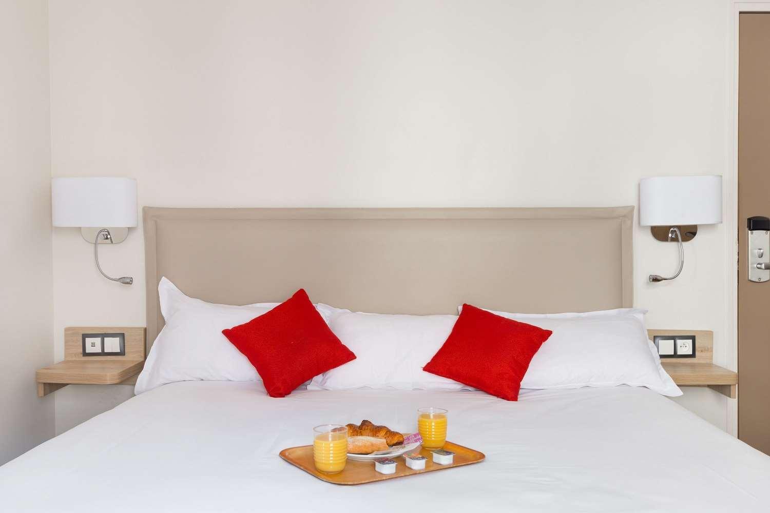Hotel Courcelles Mederic 3*