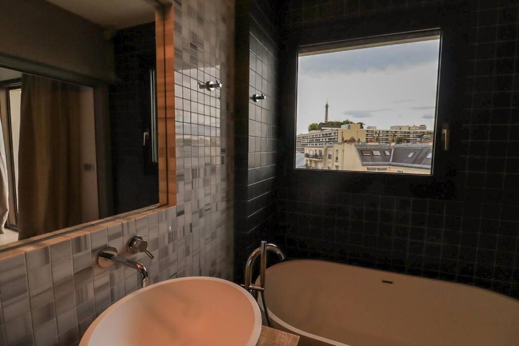 Luxuriousflat#victorhugo#trocadero#vieweffeiltower Paris
