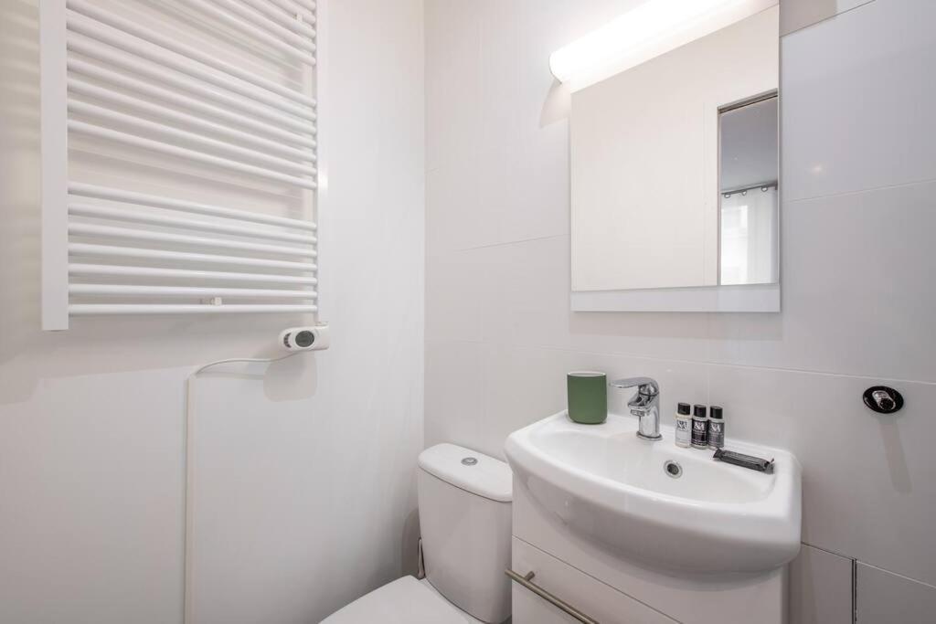 49 Rochechouart - Cozy Near Montmartre Apartment Paris