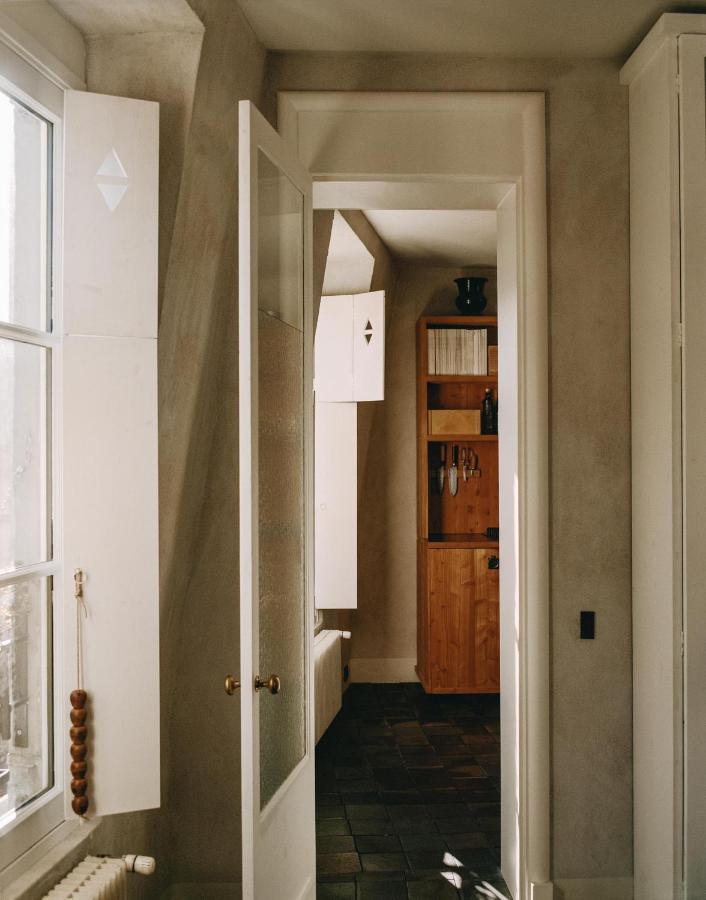 Famous Parisian Designer's Pied-a-terre In Le Marais * Paris