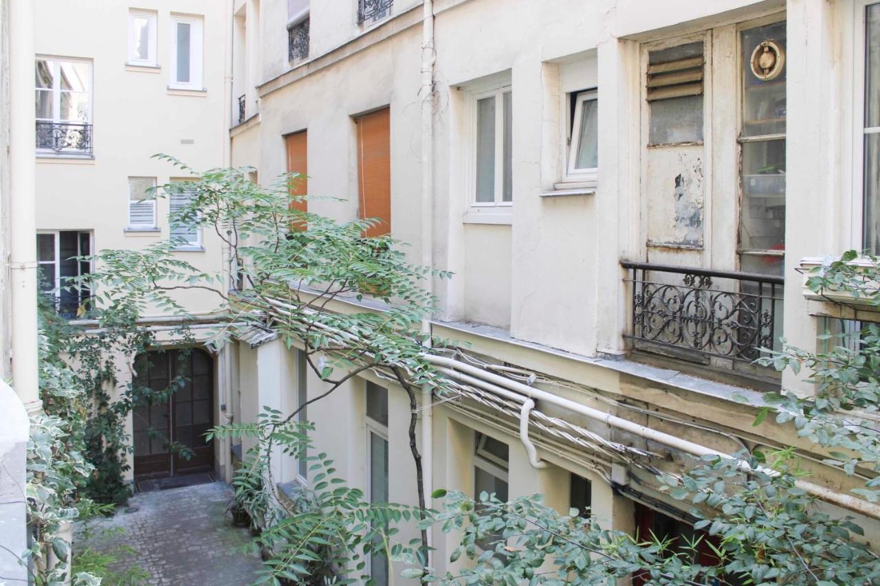 Pretty Nest Close To Pere-lachaise