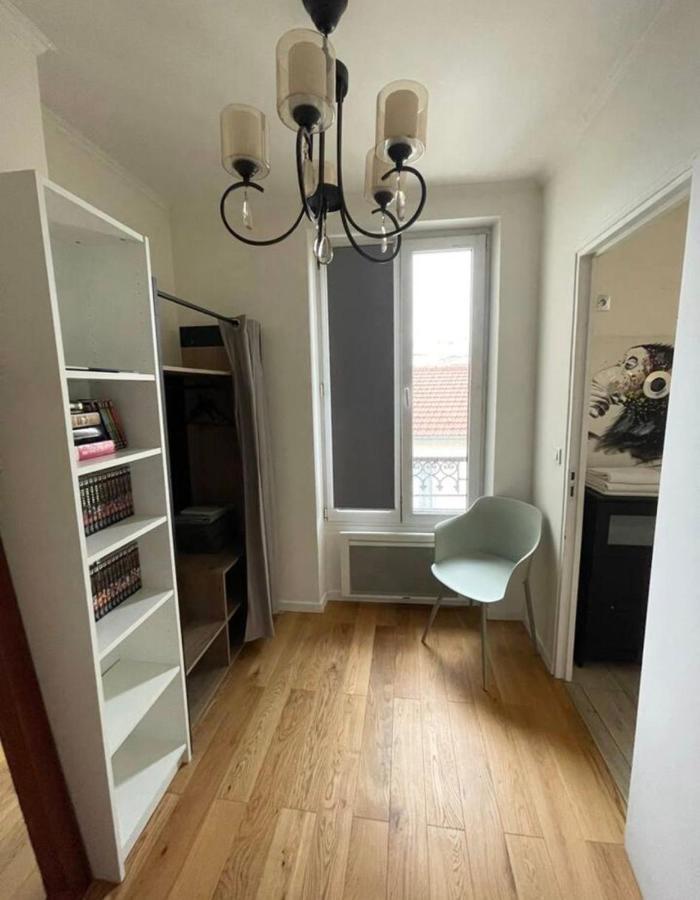 2 Pièces Au Pied Du Métro Buzenval. Appartement