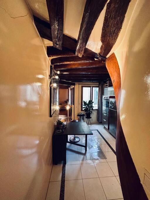 Apartment Artist's Loft In Center Paris