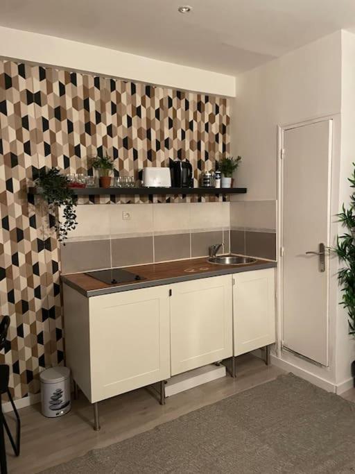 Modern Bastille Apartment *