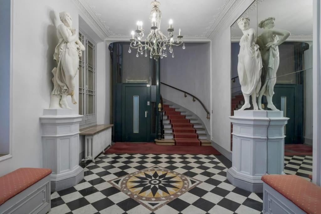 Amazingapartment #gallerieslafayette #madeleine#ac Apartment *