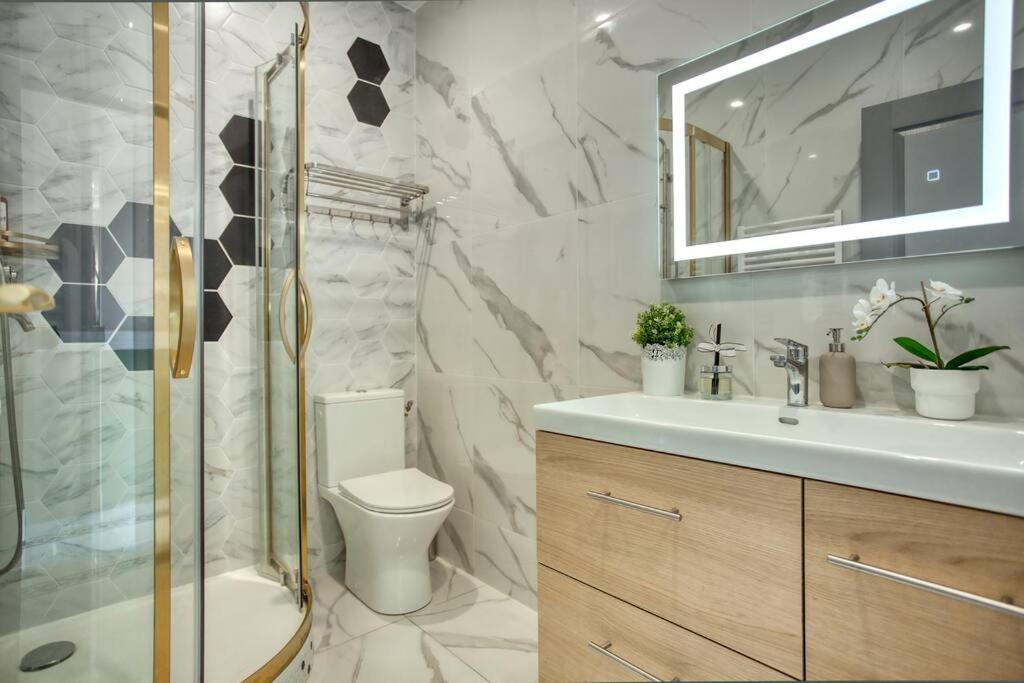Charming New 2 Bedrooms With Aircon Apartment *