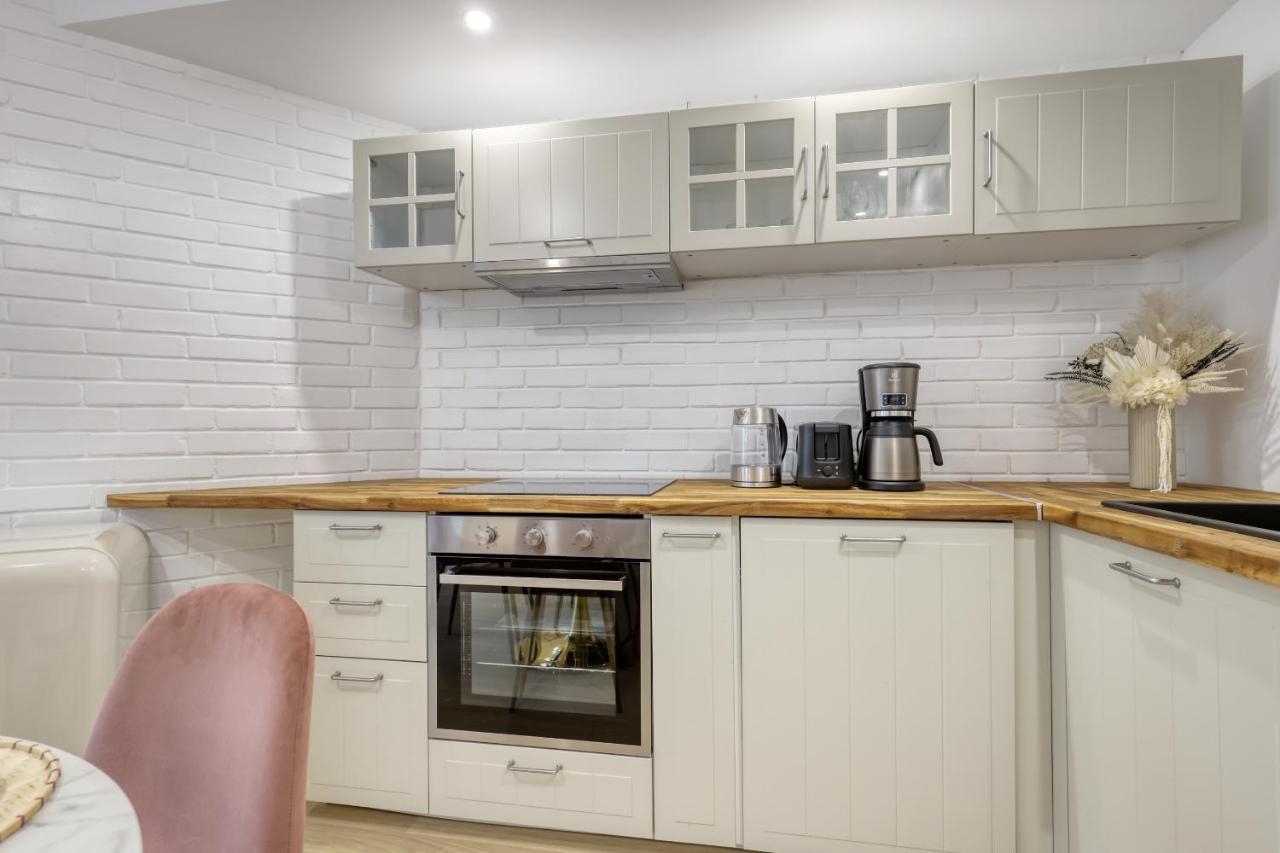 Stylish & New 1 Bdr Flat With A/c-trendy 11 Apartment