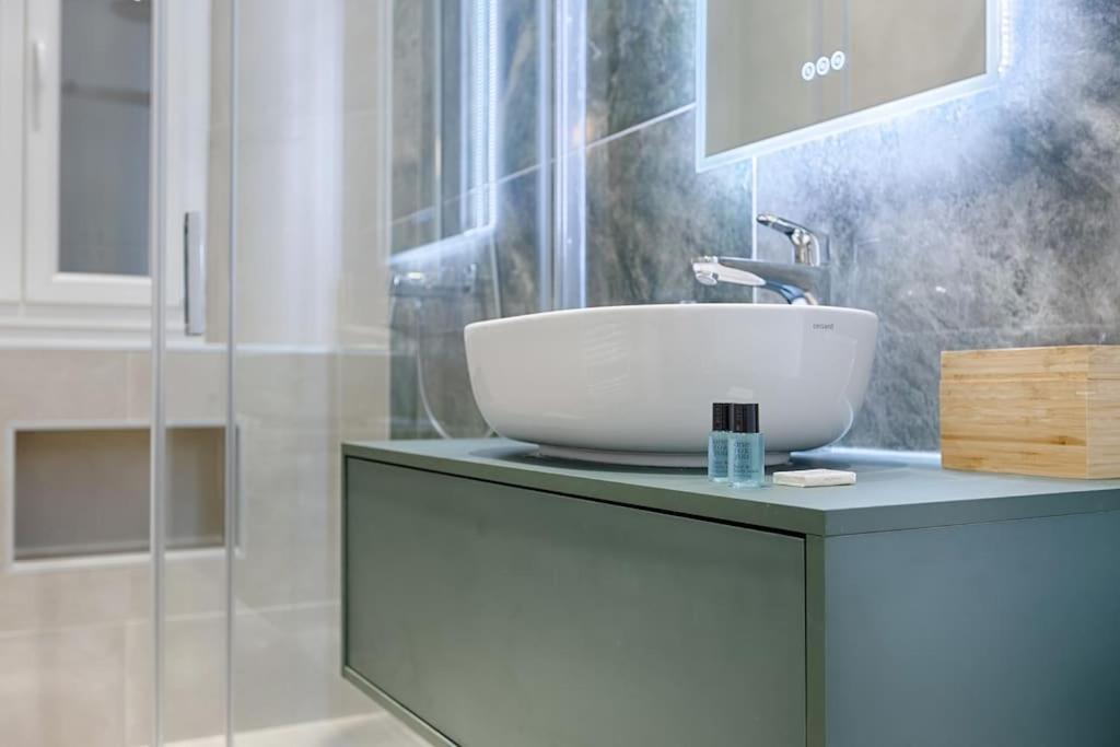 Mykeypers Luxury Parisian Flat - Heart Of Apartment