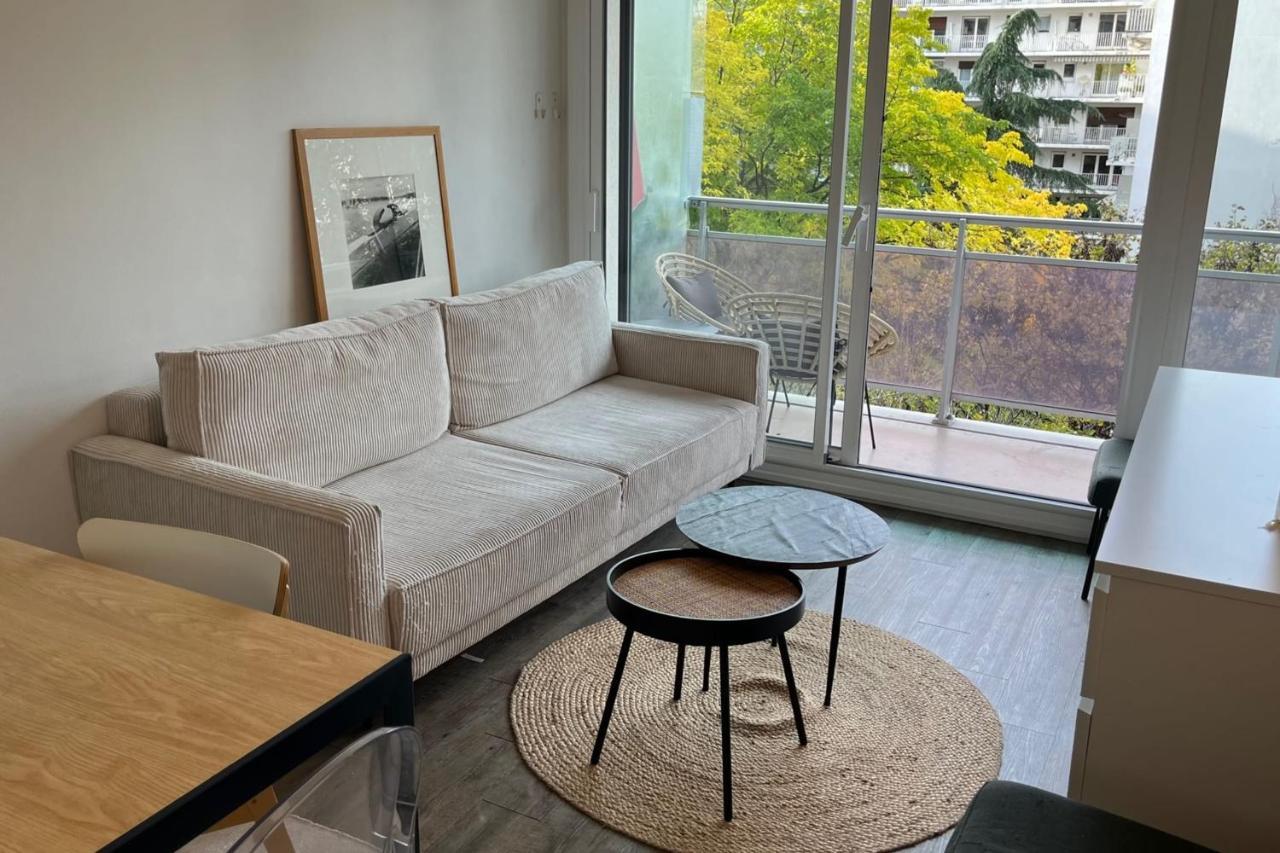 Small Nest With View Of The Eiffel Tower Apartment *