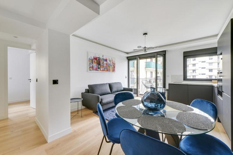 181 One - Superb In Paris. Paris