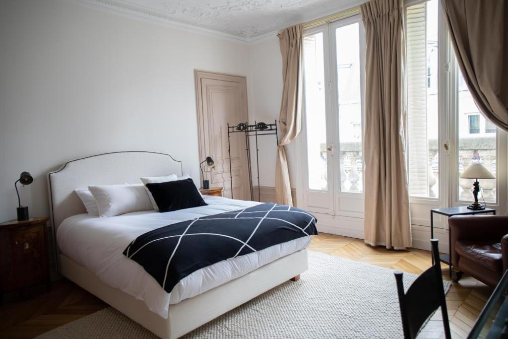 3 Bedroom Luxury Eiffel Tower View Apartment Paris