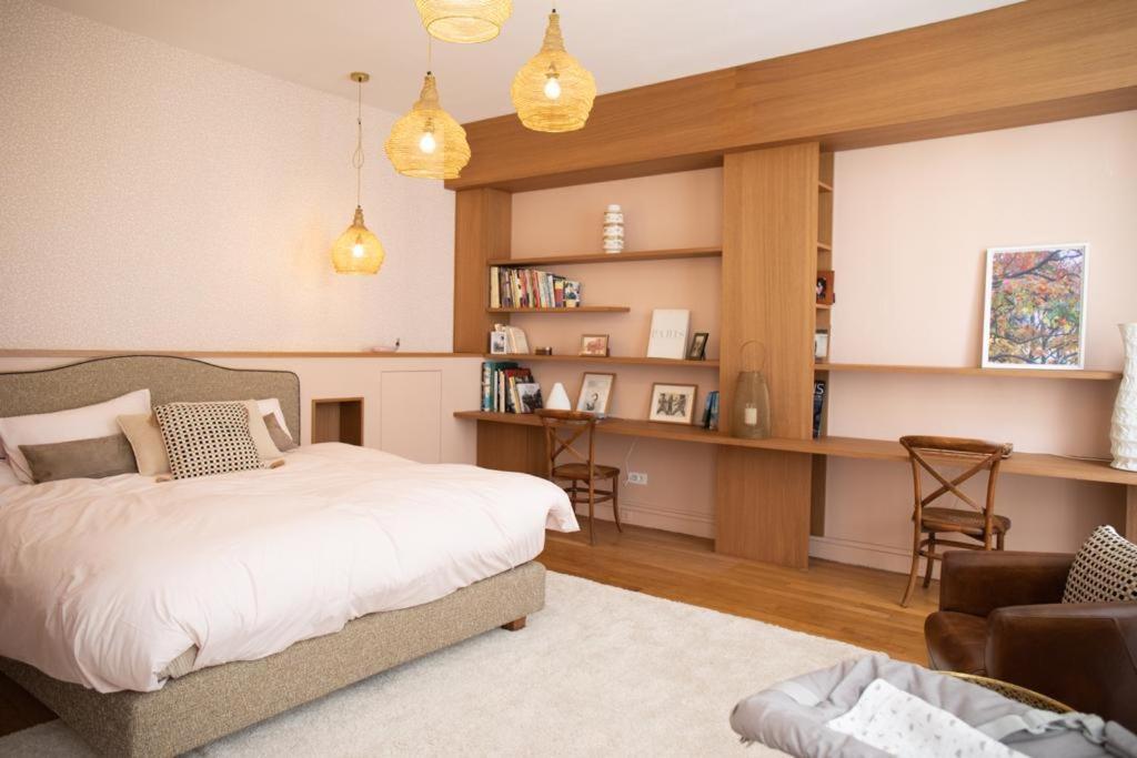 3 Bedroom Luxury Eiffel Tower View Apartment Paris