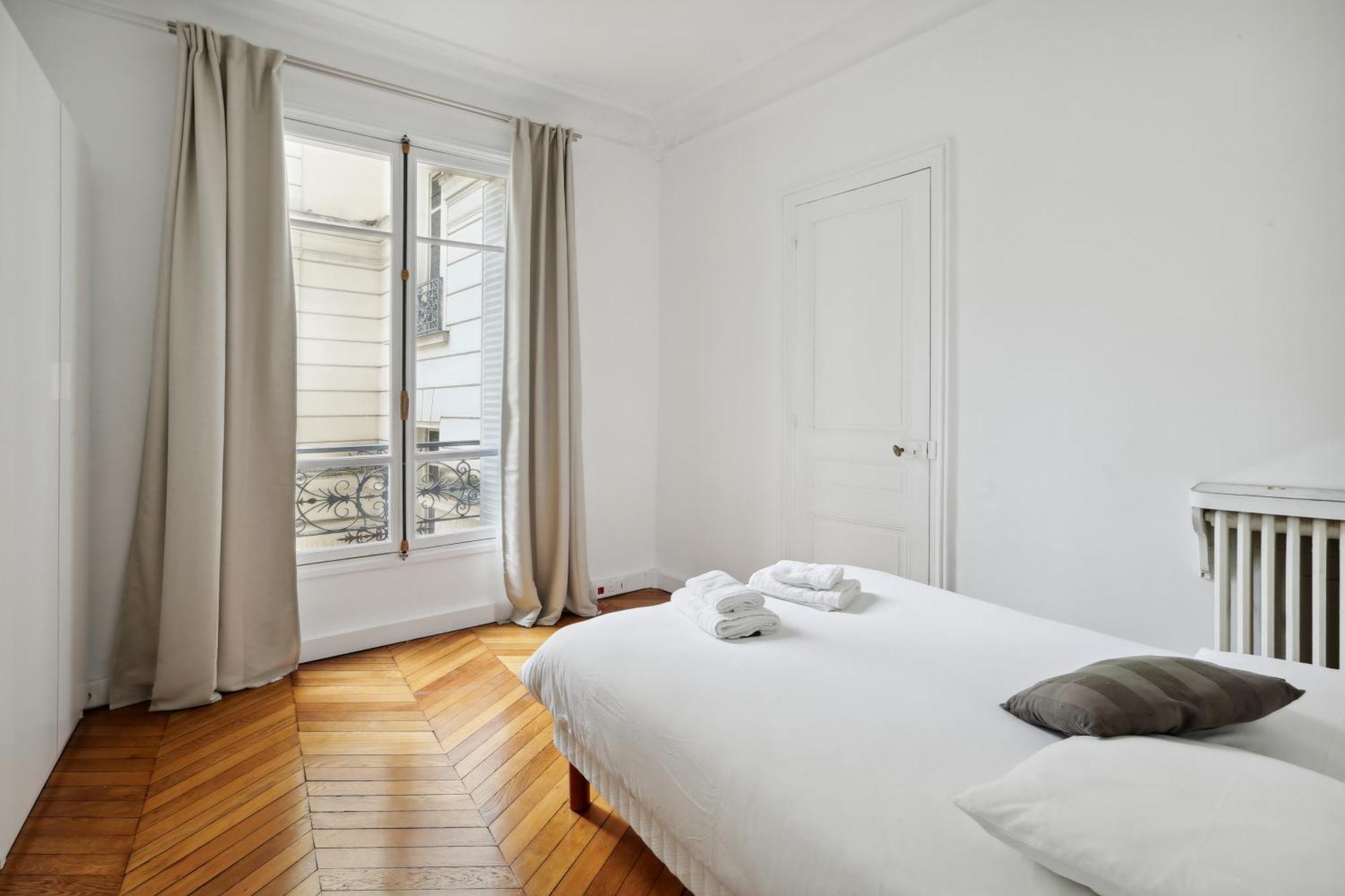 Ac Luxury 6 People At Champs Elysees By Weekome