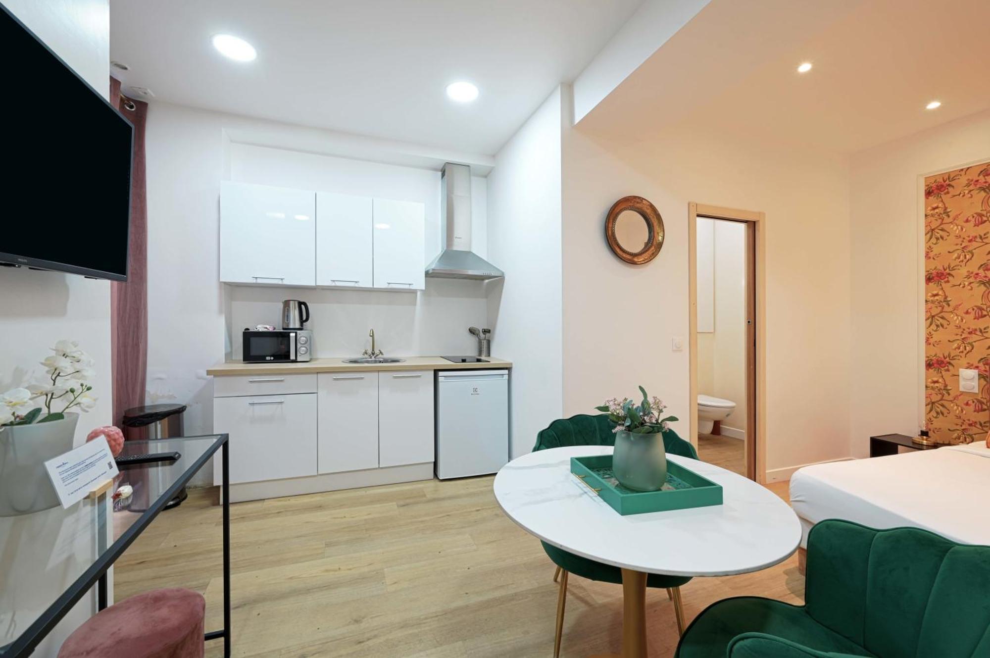 Modern Renovated Studio With A Touch Of Gilded Glamour Central