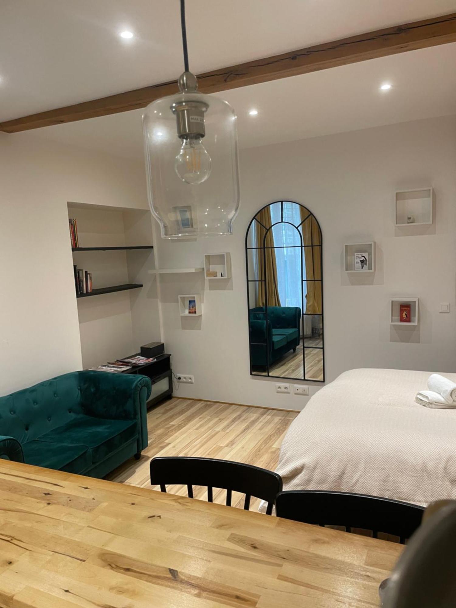 Superbe Montmartre, Rue Des Abbesses Apartment Paris