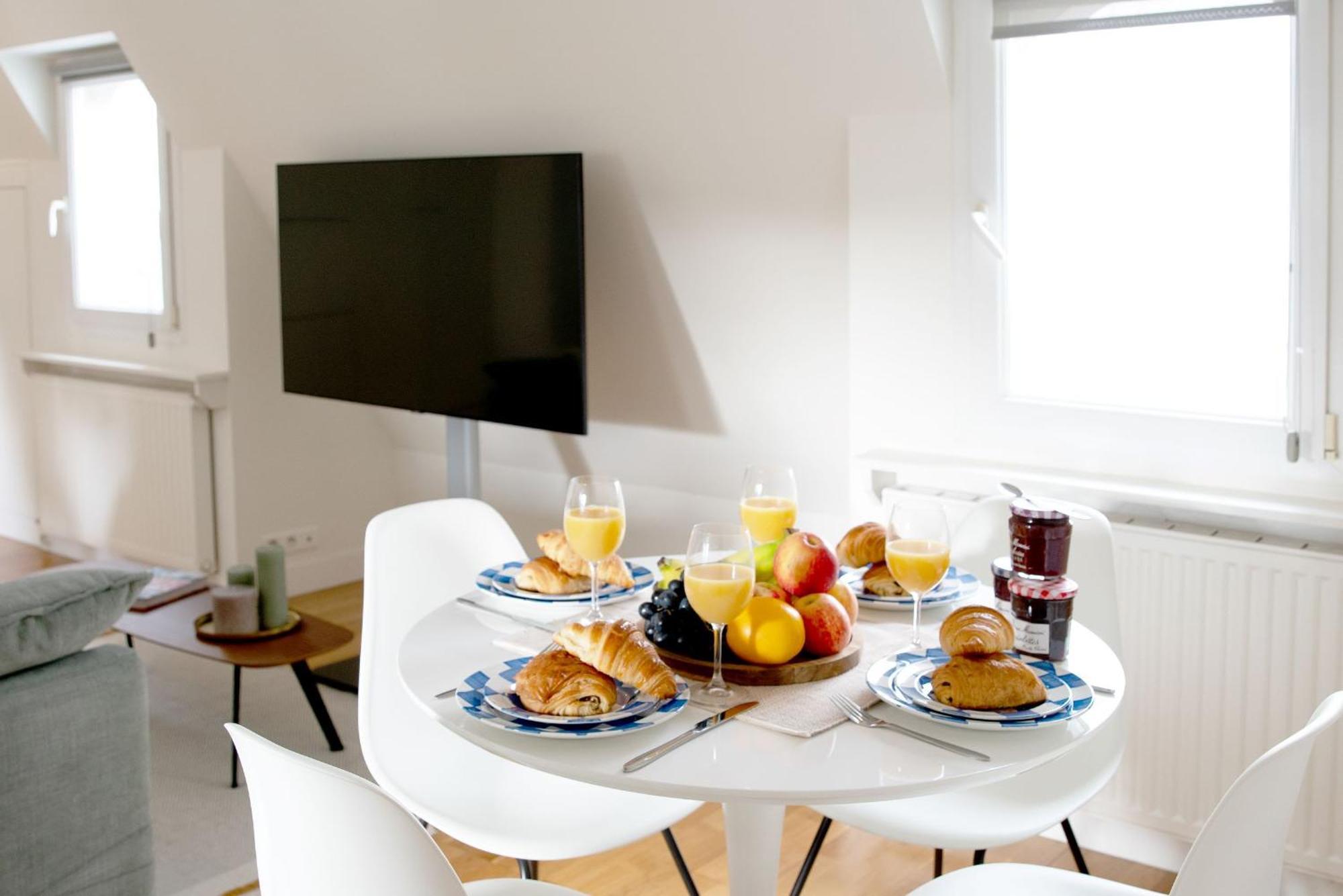 Eiffel 2br Avenue Apartment *