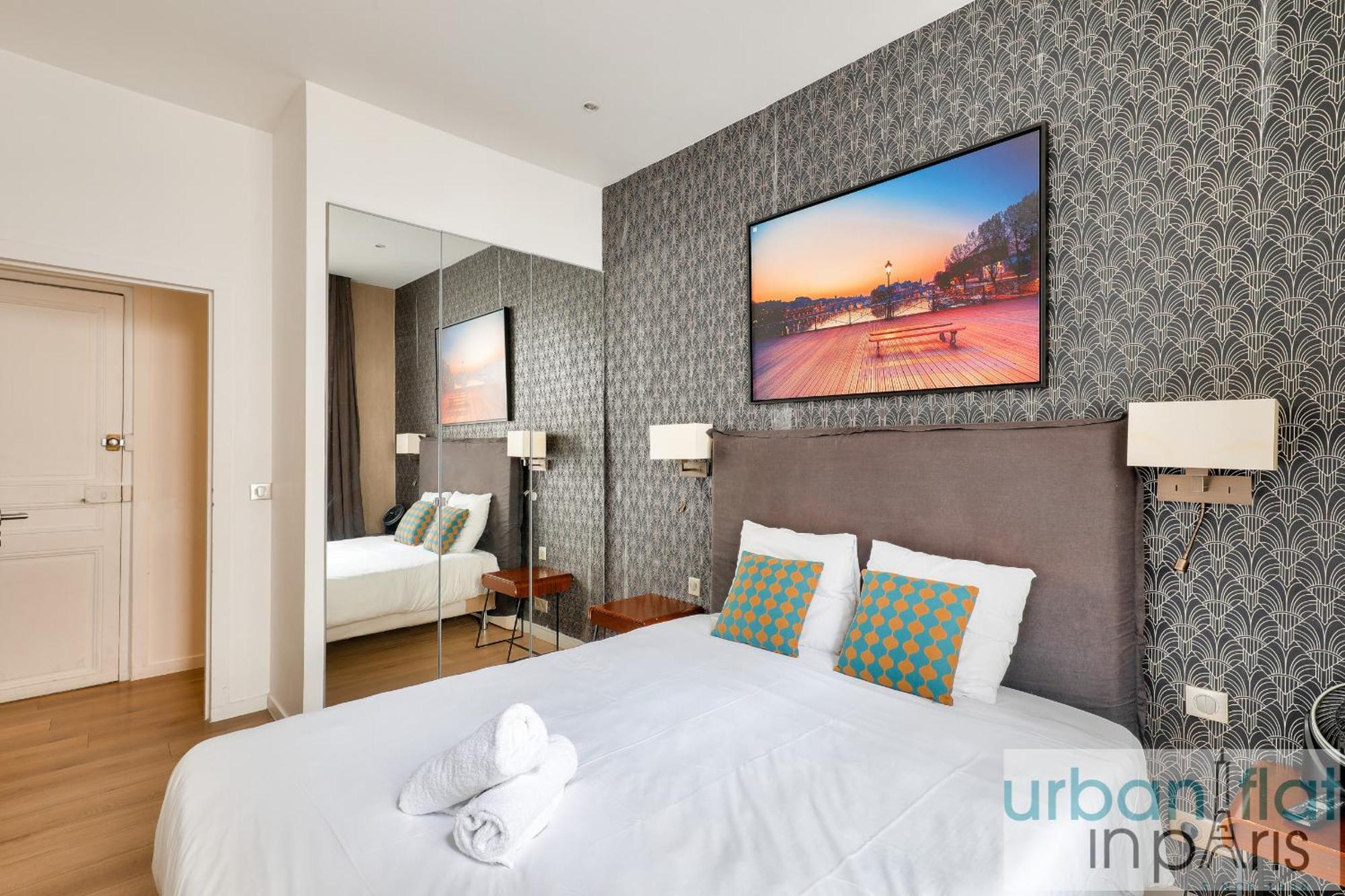 Apartment 62 - Beautiful Triangle D- 100m From Champs-elysees Paris