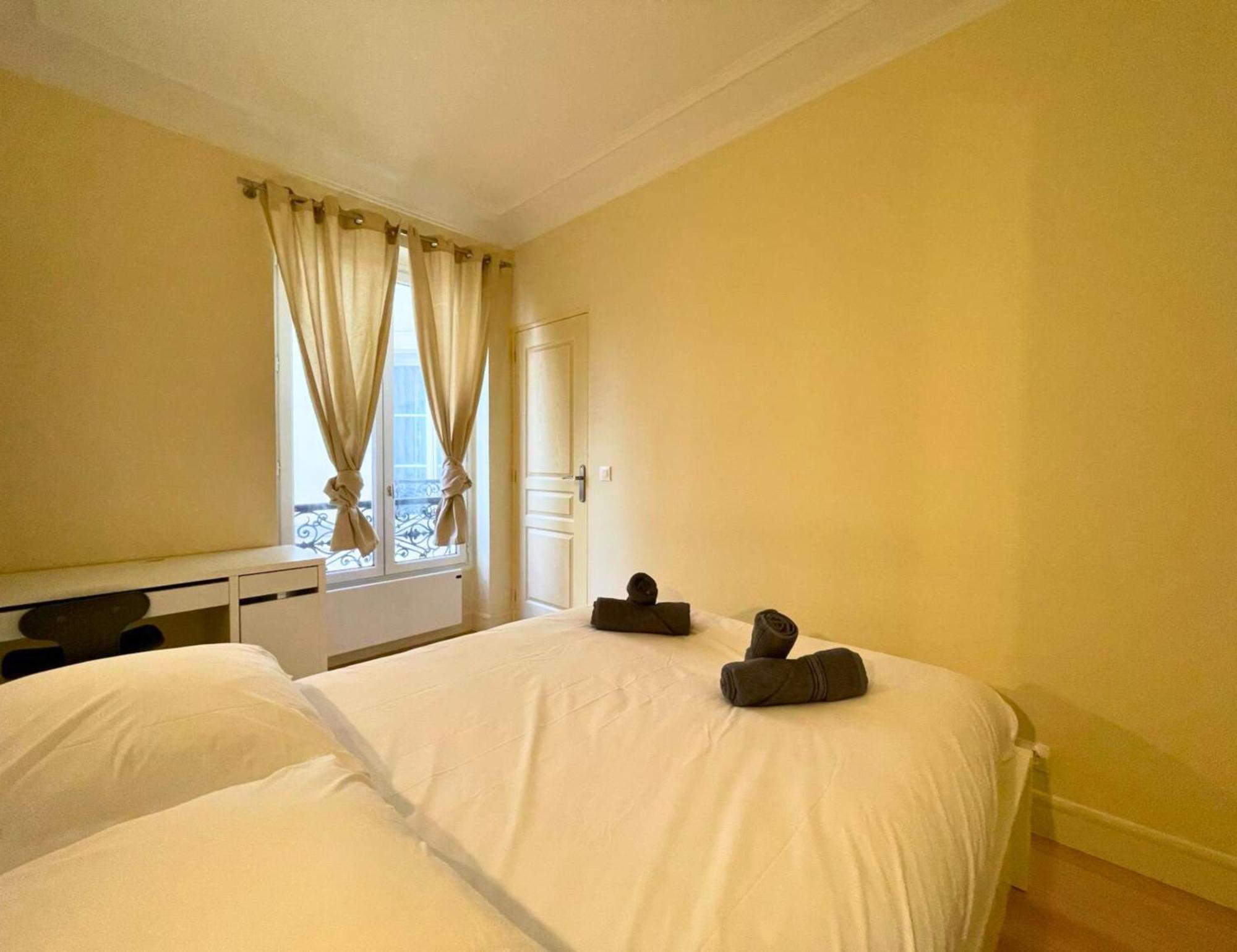 Lit Double Et Salon Avec Canape-lit A 10 Minutes Des Champs Elysees