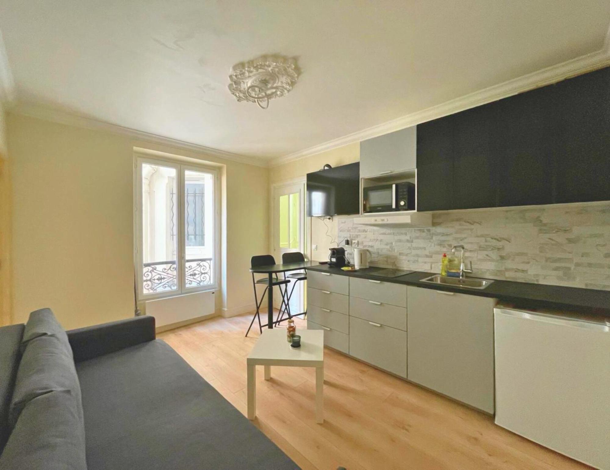 Lit Double Et Salon Avec Canape-lit A 10 Minutes Des Champs Elysees Homestay *