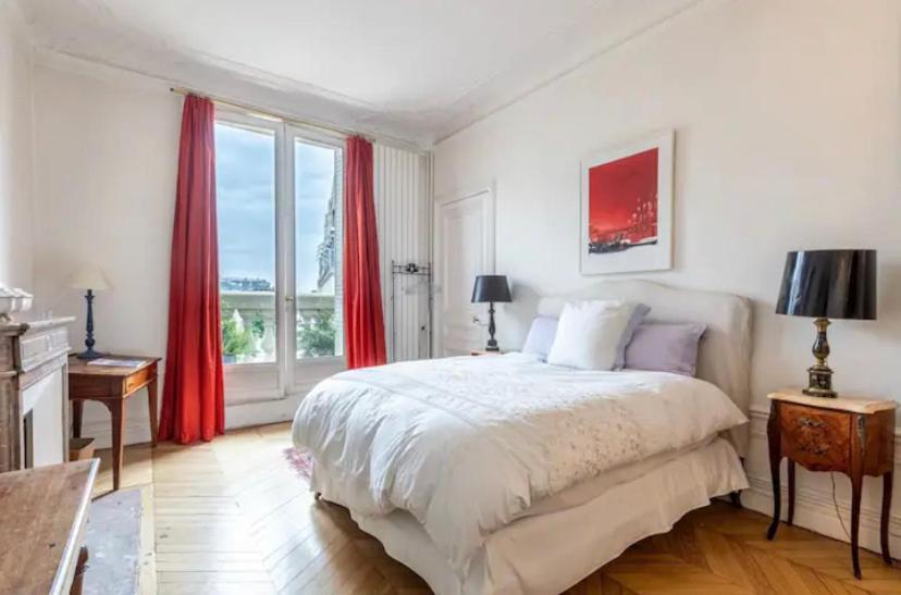 3 Bedroom Luxury Eiffel Tower View Apartment