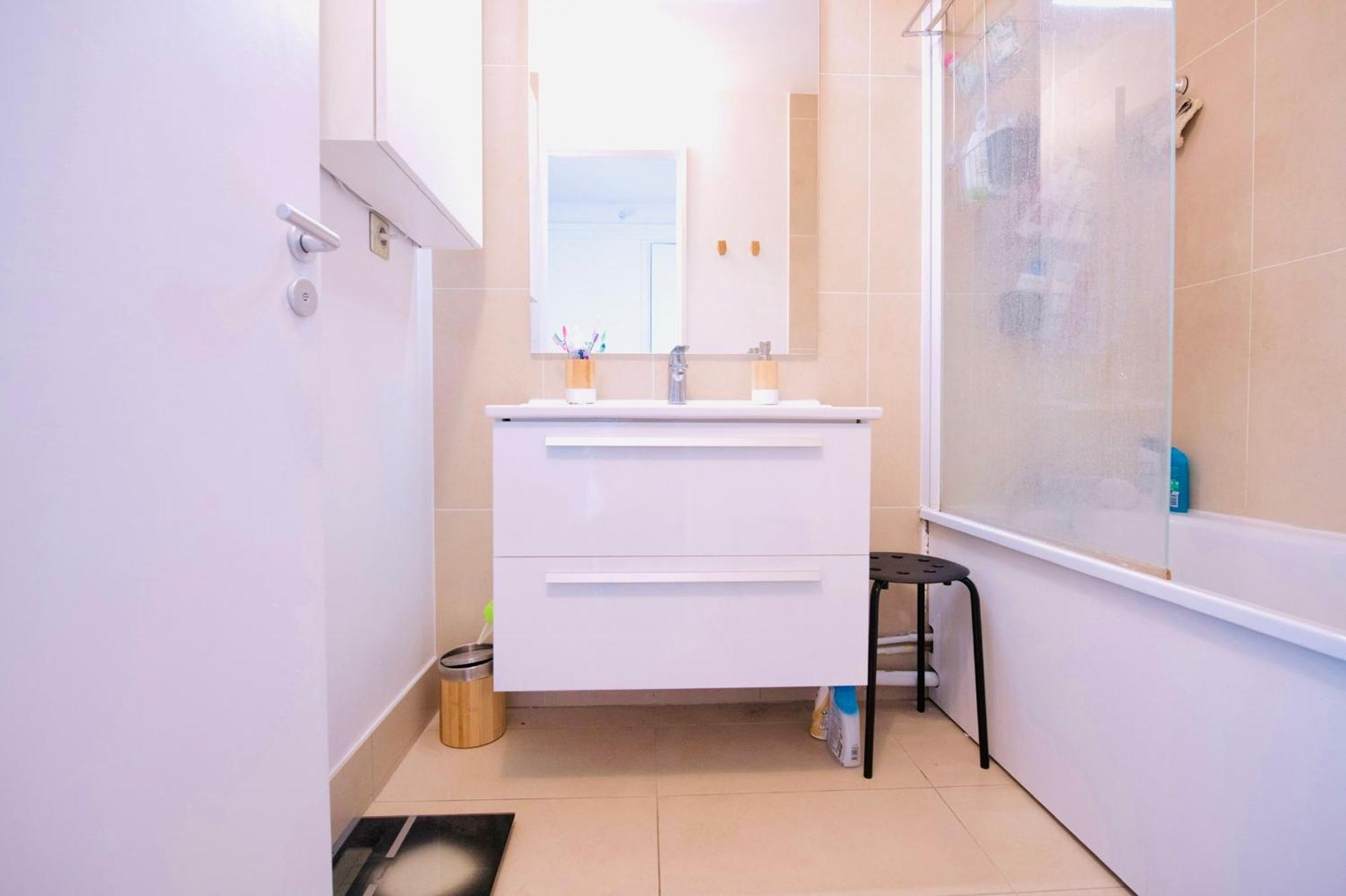 2 Private Bedrooms, Montparnasse Station Homestay Paris