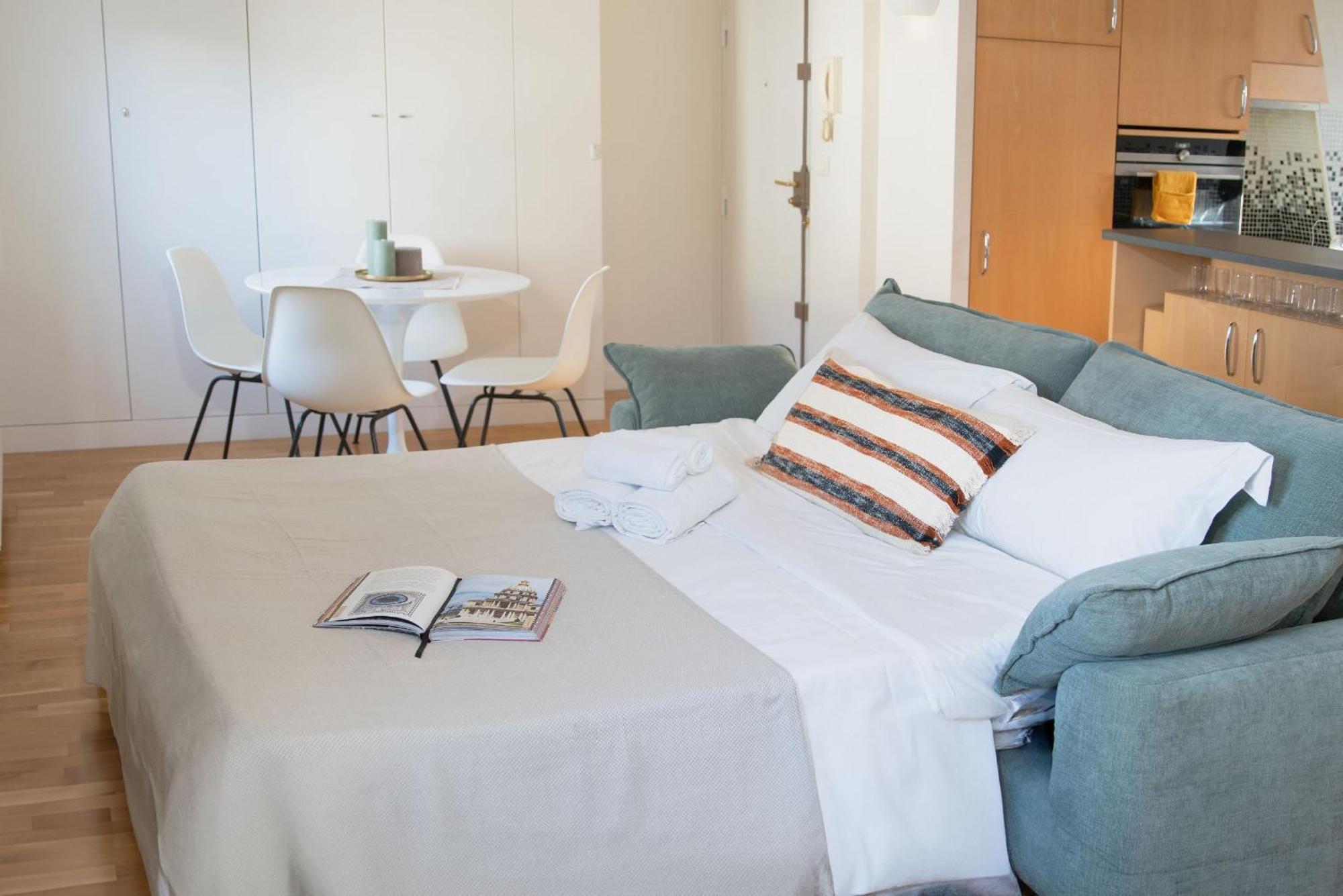 Eiffel 2br Avenue Apartment *
