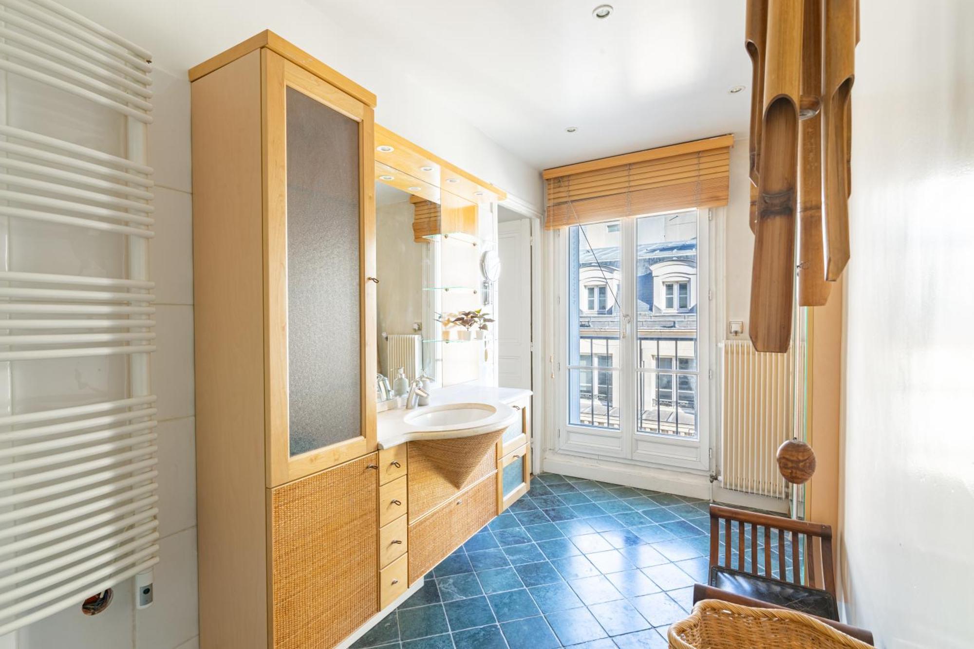 Quartier La Madeleine Free Netflix Paris