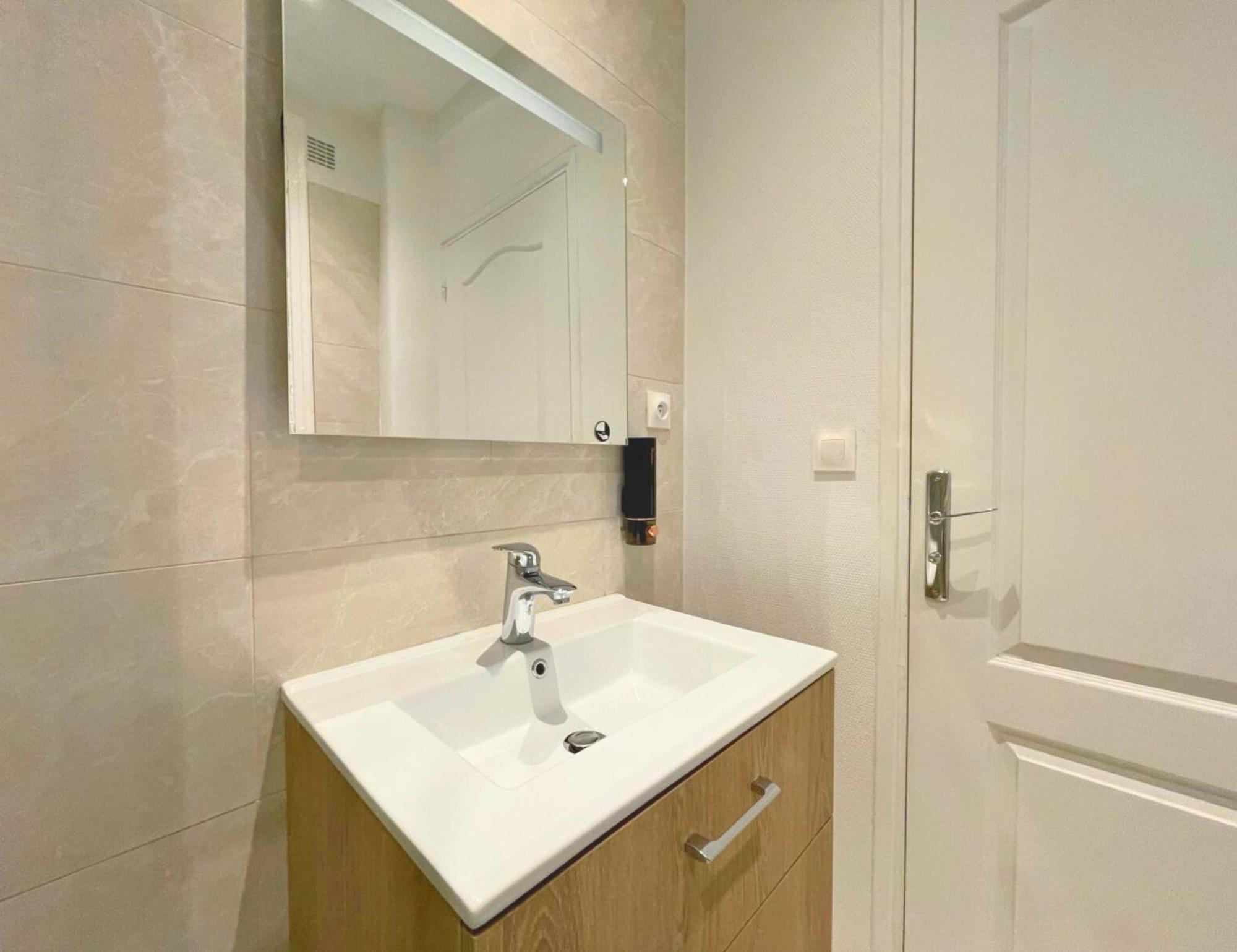 Lit Double Et Salon Avec Canape-lit A 10 Minutes Des Champs Elysees Homestay