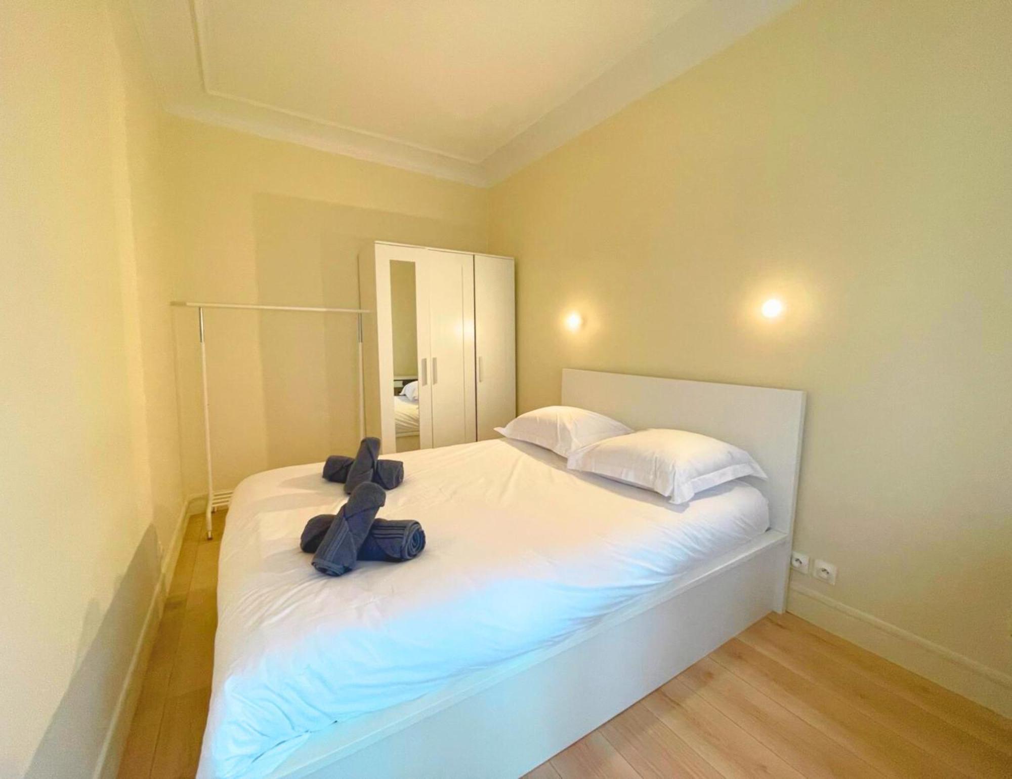 Lit Double Et Salon Avec Canape-lit A 10 Minutes Des Champs Elysees Homestay *