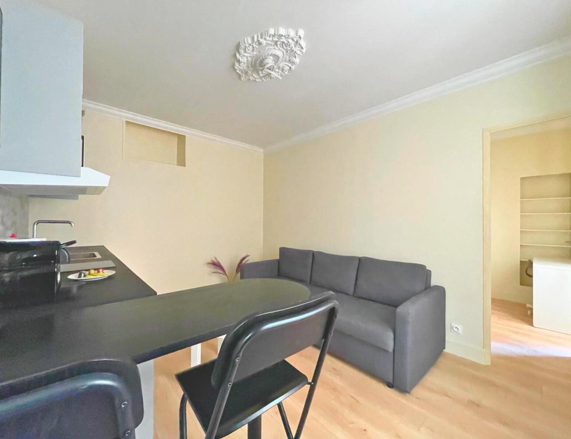 Homestay Lit Double Et Salon Avec Canape-lit A 10 Minutes Des Champs Elysees Paris