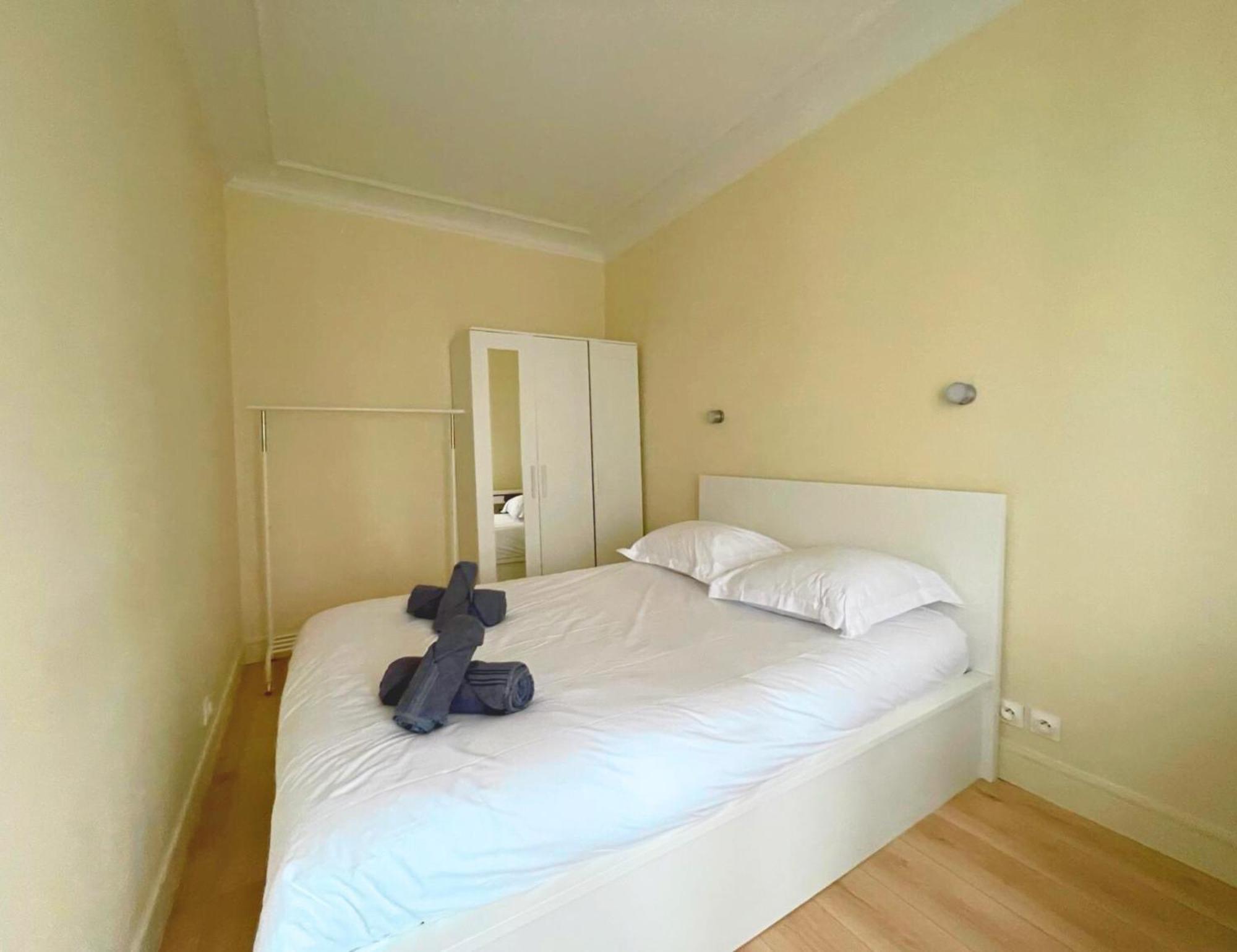 Lit Double Et Salon Avec Canape-lit A 10 Minutes Des Champs Elysees * Paris