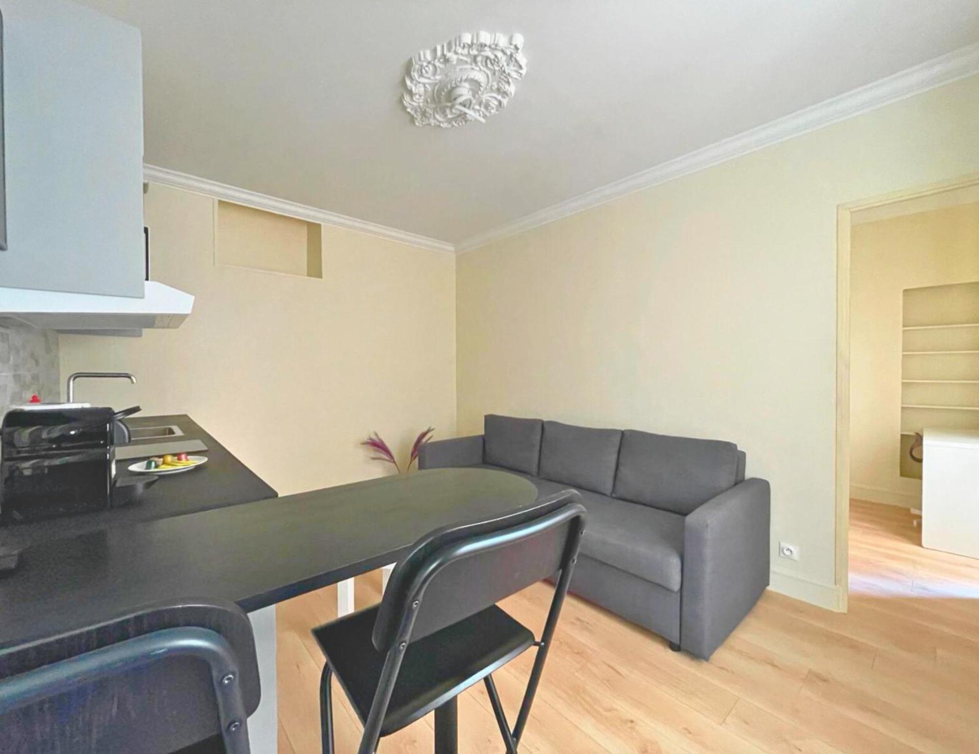 Lit Double Et Salon Avec Canape-lit A 10 Minutes Des Champs Elysees Homestay Paris