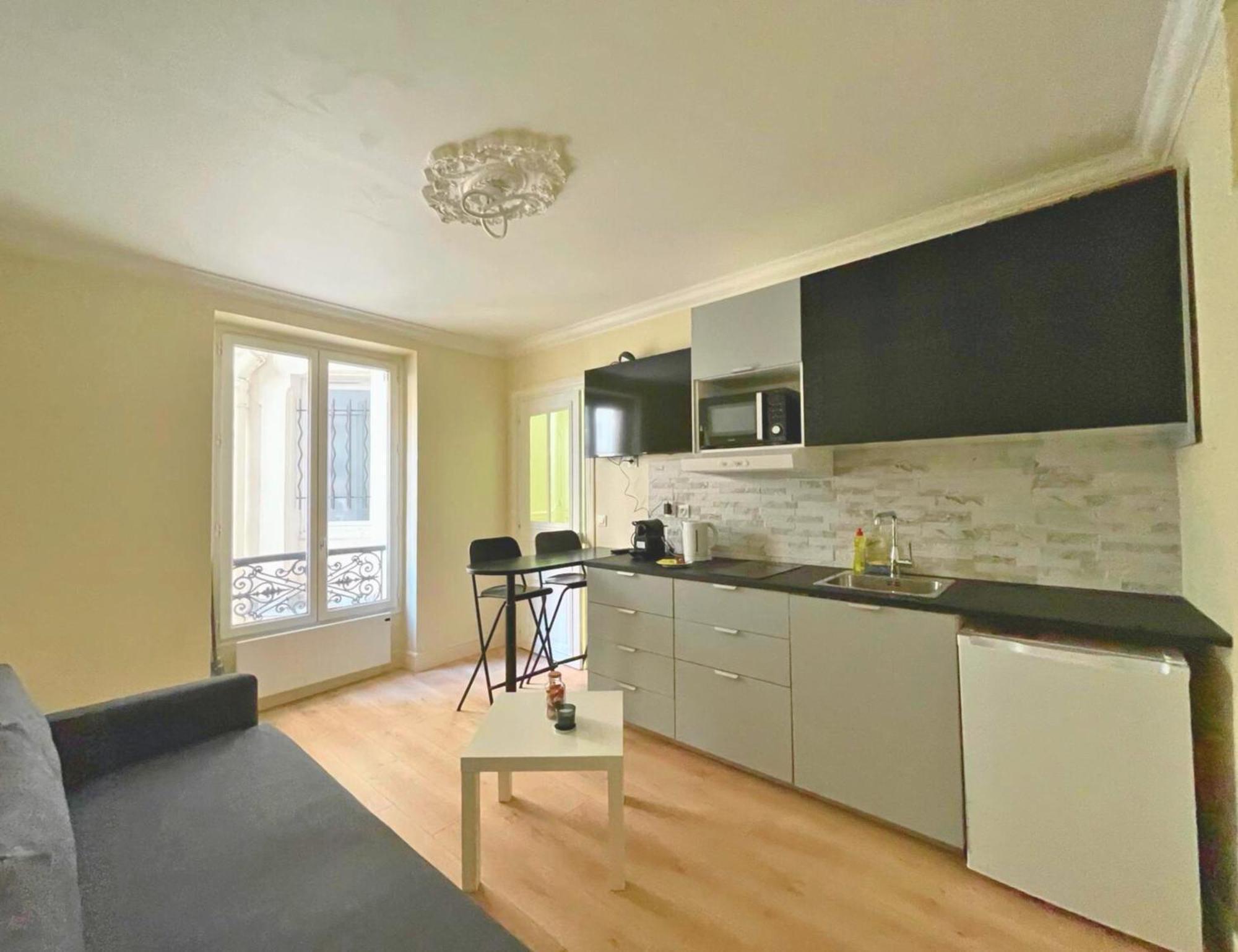 Lit Double Et Salon Avec Canape-lit A 10 Minutes Des Champs Elysees Homestay *