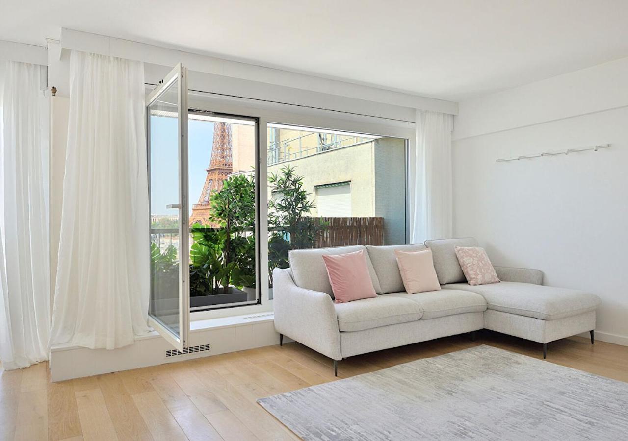 Magical Modern Eiffel Tower, The Million Dollar View Apartment *