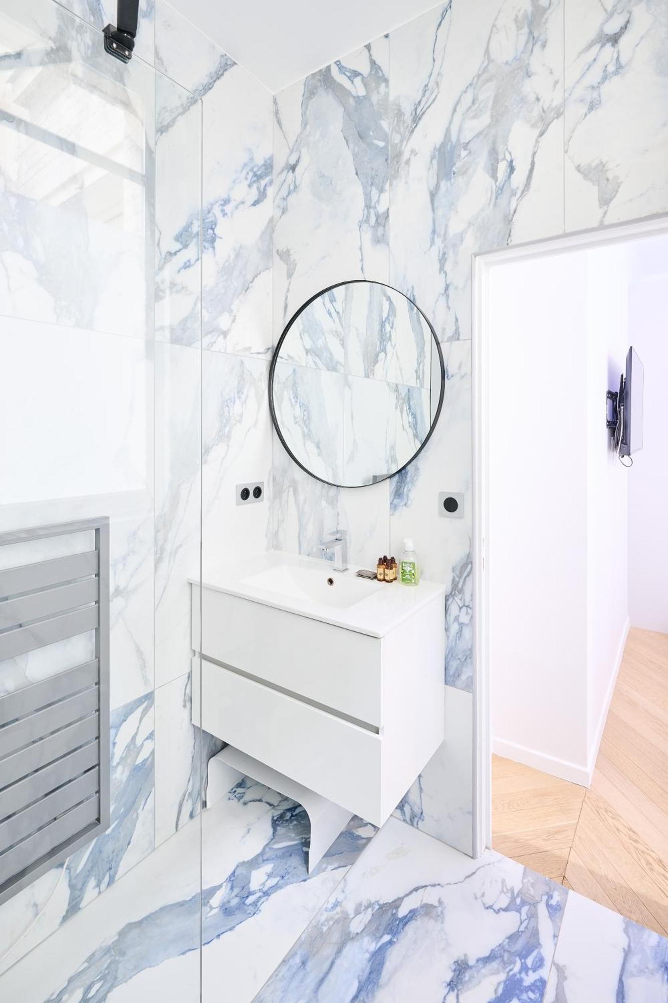 Champs Elysees!montaigne, New Luxurious 6pers Flat Apartment Paris