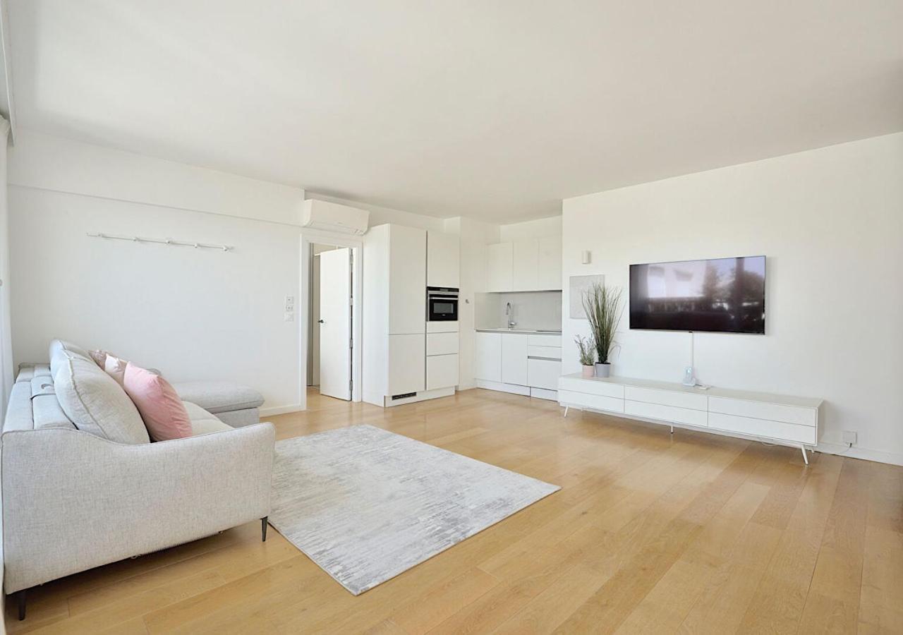 Magical Modern Eiffel Tower, The Million Dollar View Apartment *