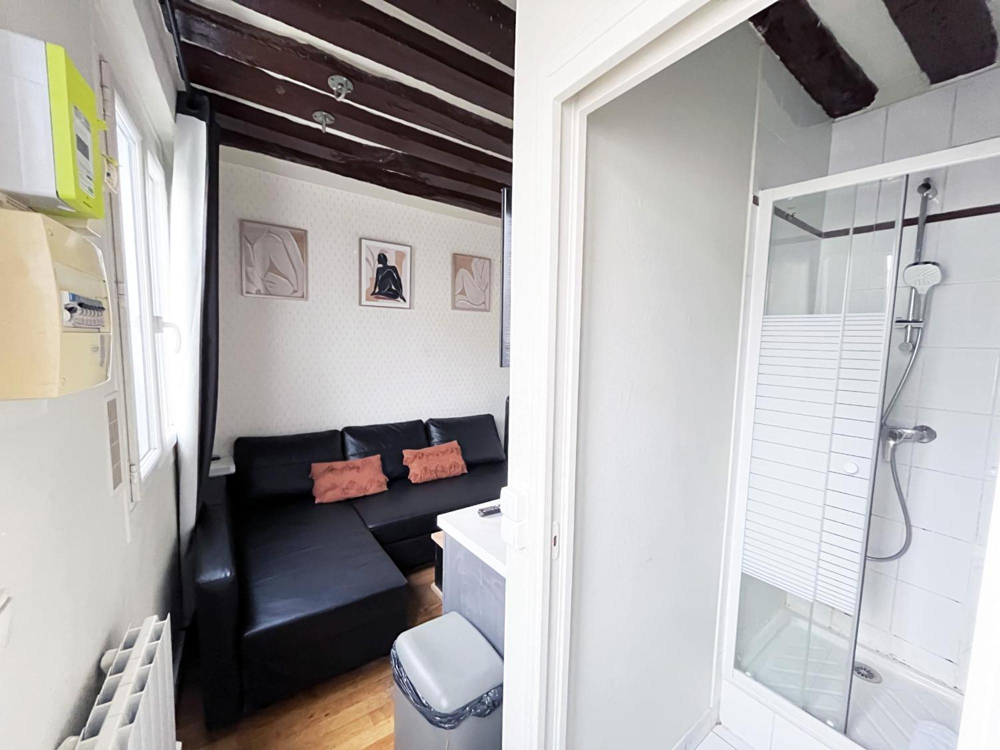 164 - Charming In Center Of Apartment