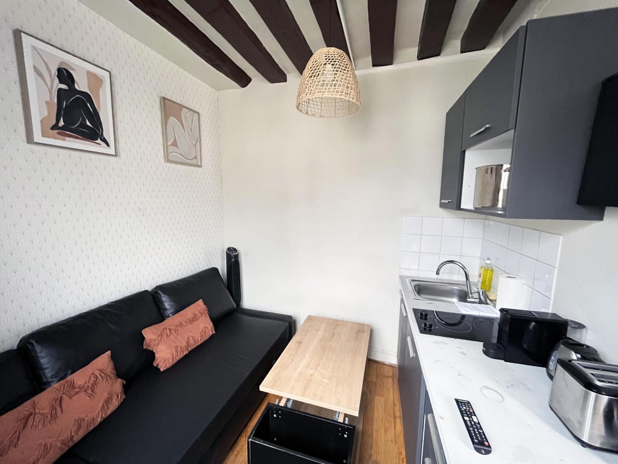 164 - Charming In Center Of Apartment