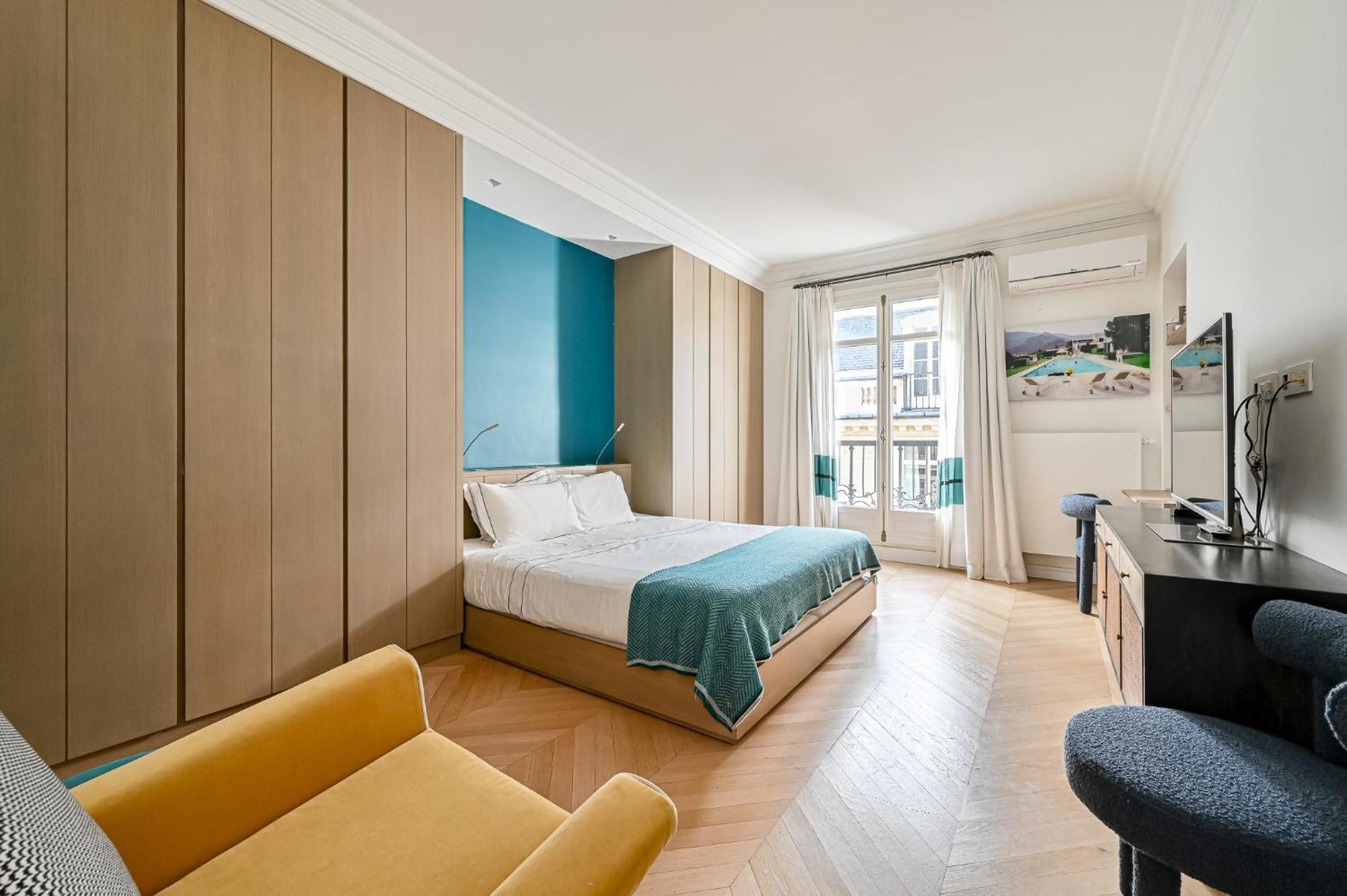 Gorgeous Eiffel Tower - Champs Elysees Apartment *