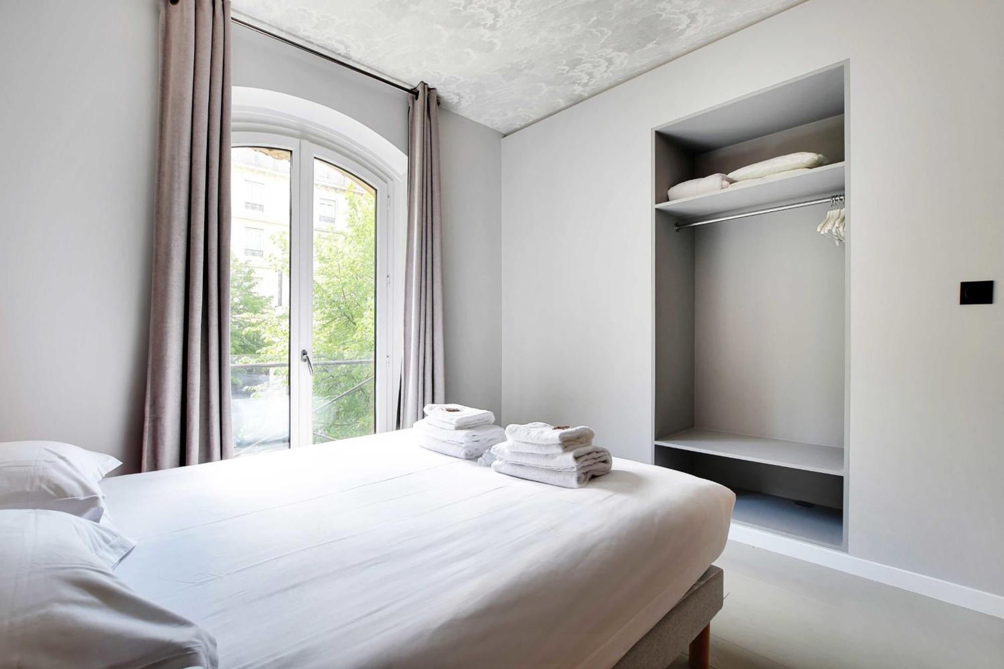 13 - Voltaire Paris