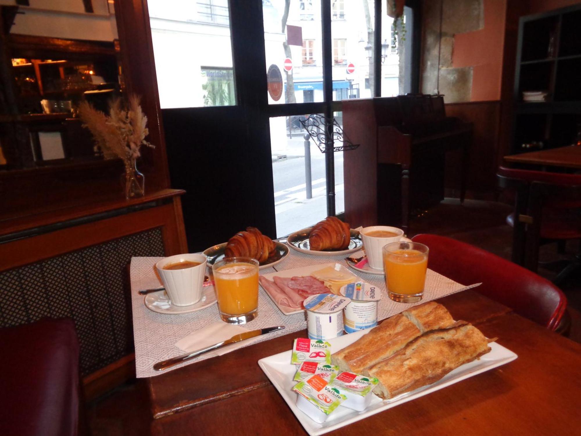 Hotel Les Degres De Notre Dame 3*