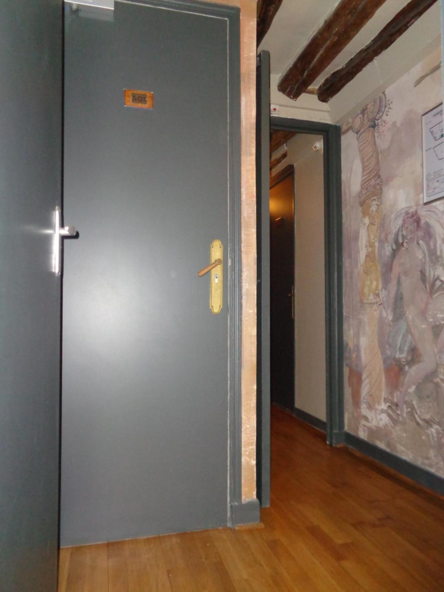 Hotel Les Degres De Notre Dame 3*