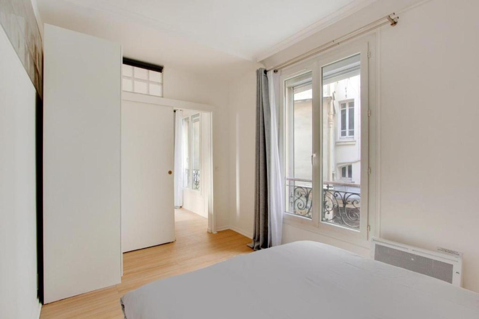 Claude Bernard Apartment *