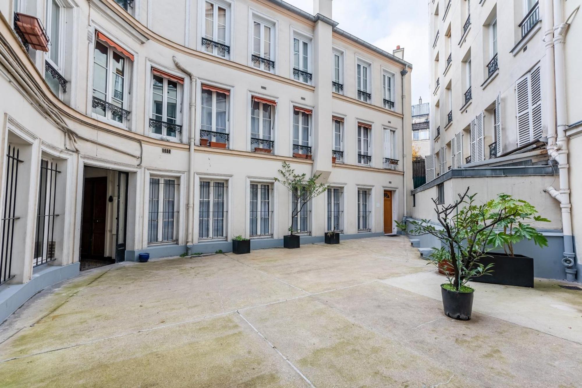 Apartment Magenta Blue Paris