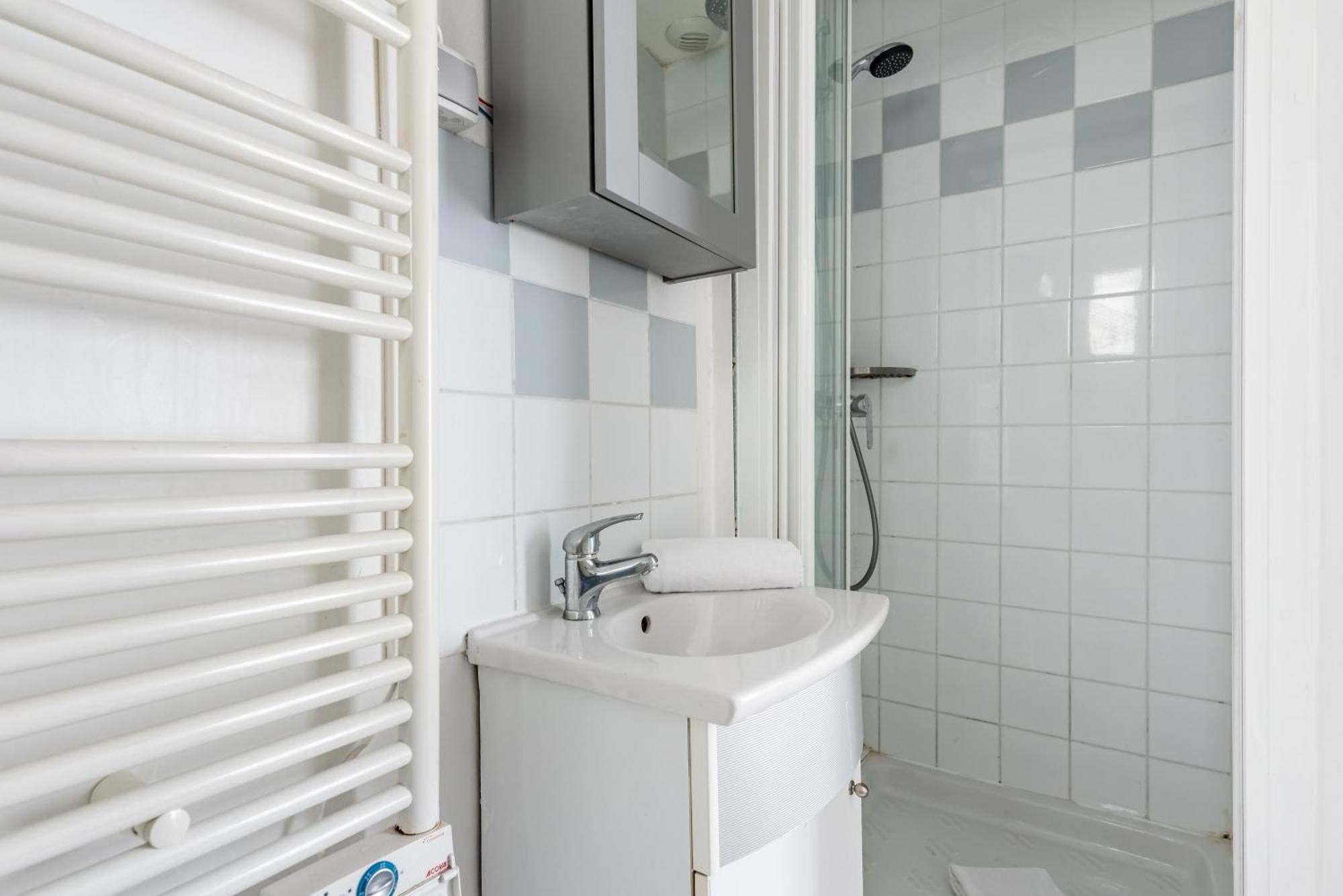 Apartment Magenta Blue Paris