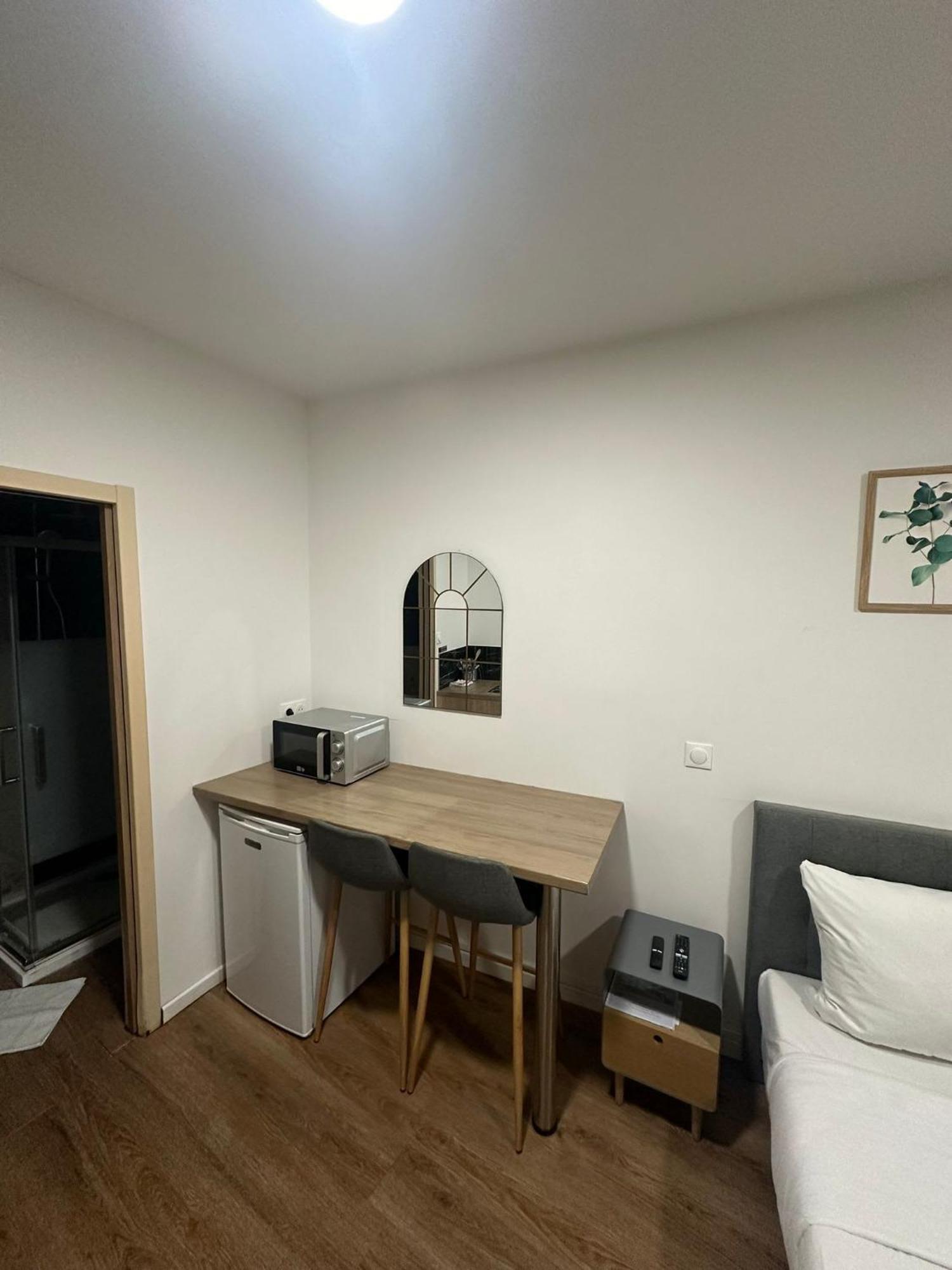 Parisian Art Retreat: Charming Flat Near Modern Museums *