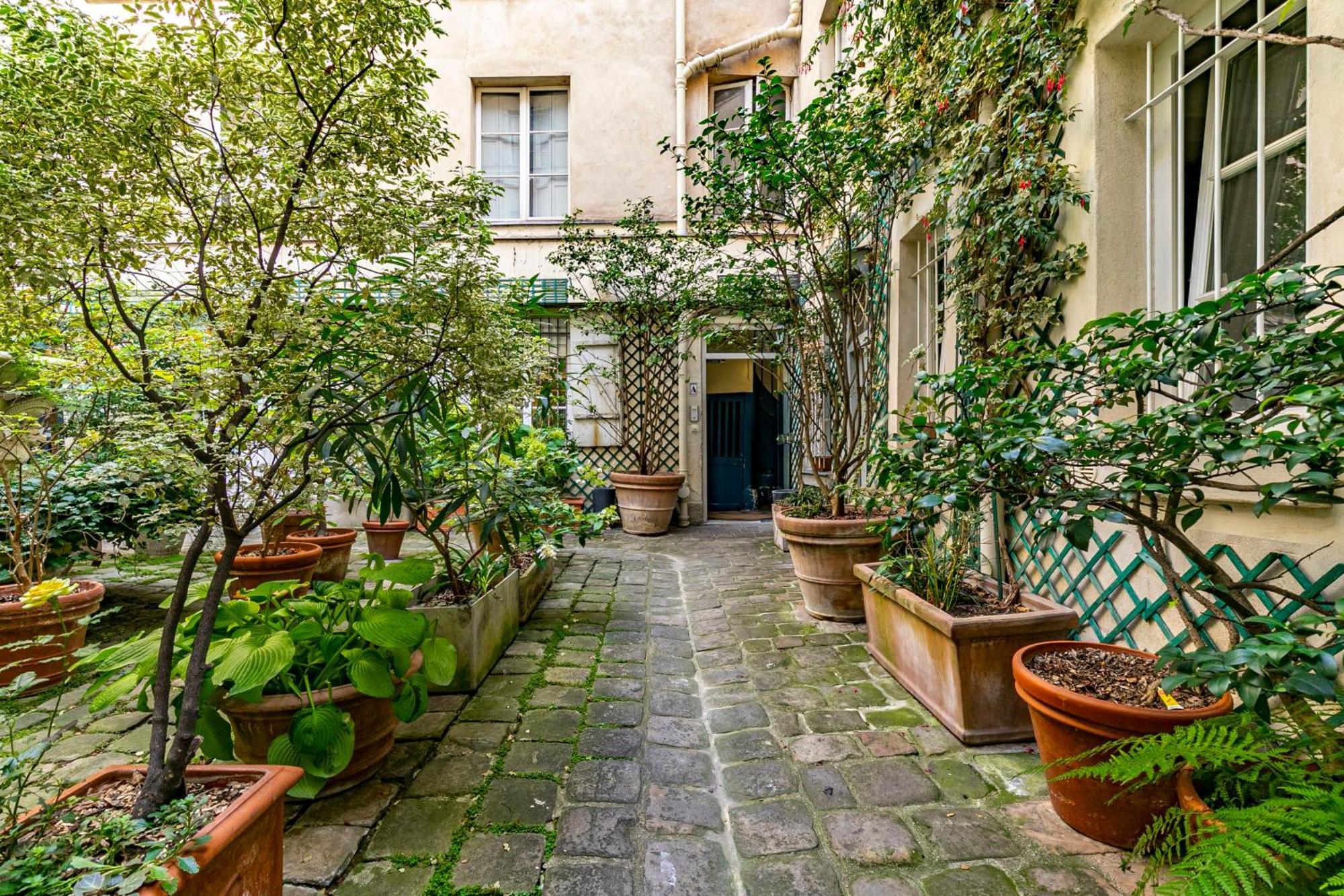 Design And Quiet On Wooded Courtyard ! * Paris